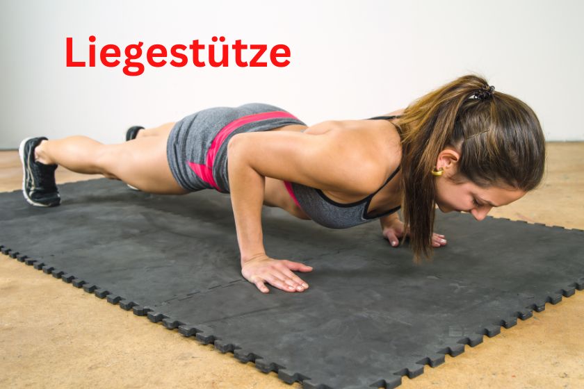 Diese Frau führt auf einer Gymnastikmatte Liegestützen durch. 