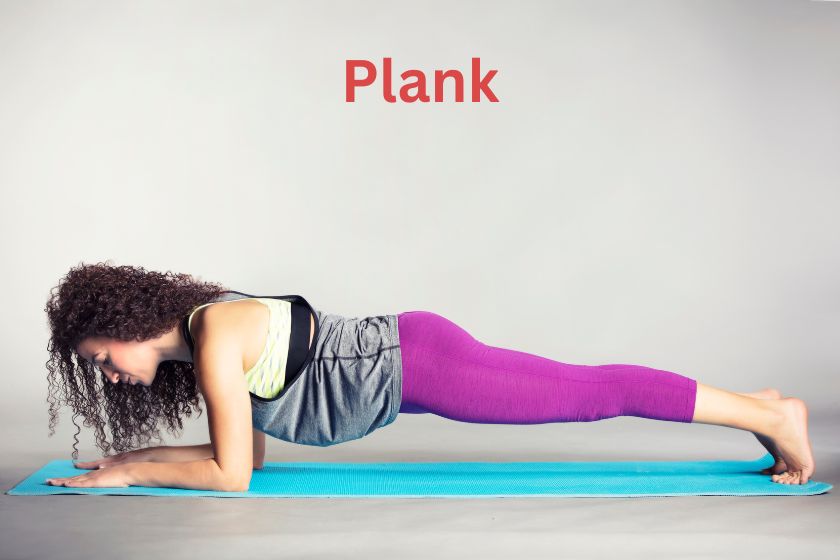 Diese Frau führt auf einer Gymnastikmatte einen Plank durch. 