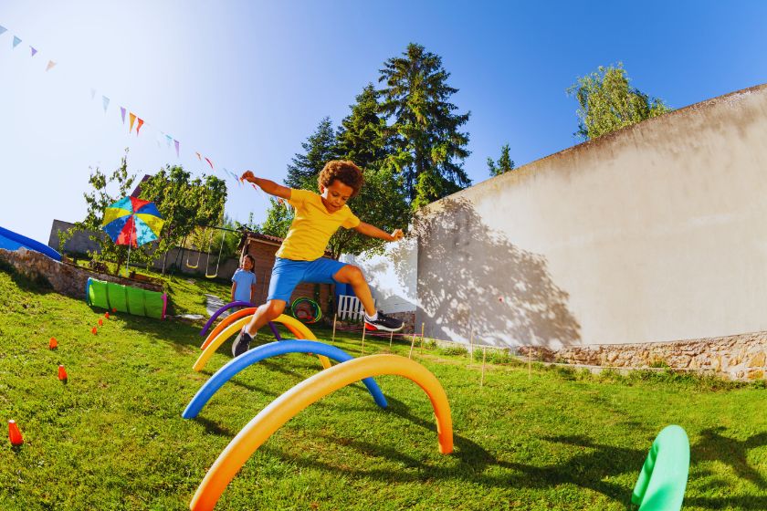 Dieser Junge springt im Lauf über einige Hindernisse. 